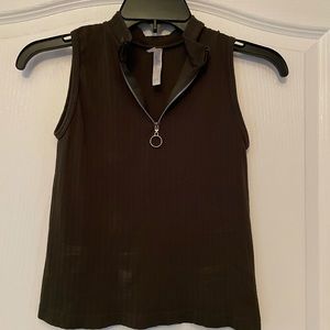 Love charm Olive green cropped tank top O/S